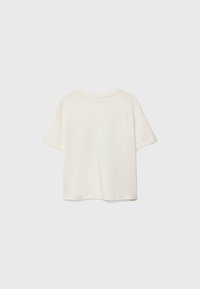 En simpel hvid kortærmet T-shirt med crew neck set fra bagsiden på en lys grå baggrund.
