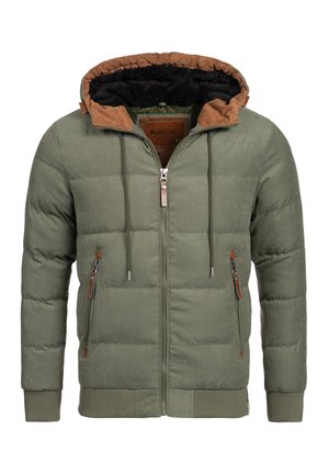 Chaqueta acolchada verde oliva con acentos marrones, cierre de cremallera, dos bolsillos frontales y forro de capucha texturizado. Puños y dobladillo acanalados.