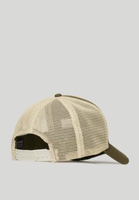 Beige Mesh-Back Baseballcap mit olivgrüner Vorderseite und verstellbarem weißen Snap-Verschluss auf einem schlichten grauen Hintergrund.