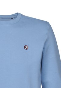 Maglietta a maniche lunghe blu chiaro in cotone, con scollatura rotonda e un piccolo logo ricamato in rosso e nero sul petto.