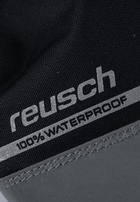 Schwarze wasserdichte Handschuhe mit grauen Akzenten, versehen mit dem Markennamen "reusch" und "100% WASSERDICHT" in Silber auf einem strukturierten Stoff gedruckt.