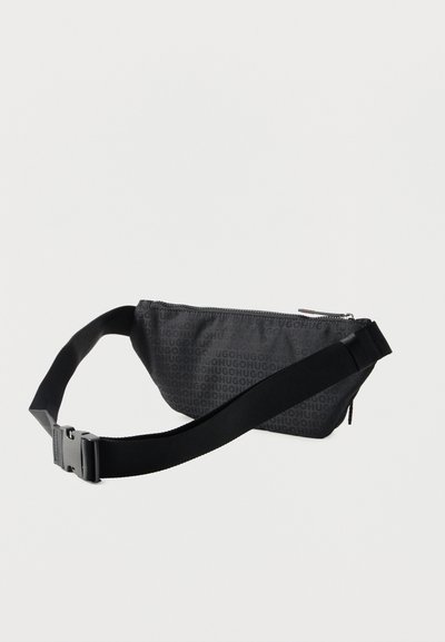 Sac banane en tissu noir avec sangle réglable et fermeture éclair, décoré du texte "HUGO" répété en gris foncé.