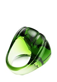 Transparante groene plastic ring met een gladde, glanzende oppervlakte, met afgeronde vormen en lichte inkepingen voor textuur en visuele interesse.