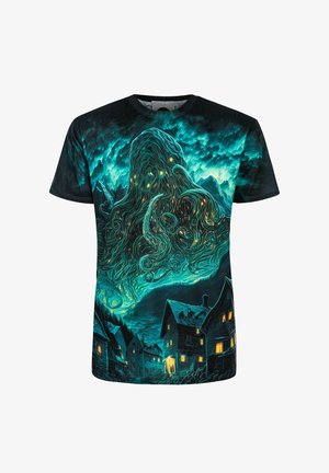 Camiseta de manga corta negra con un diseño artístico vibrante de una escena montañosa con elementos luminosos y casas estilizadas.