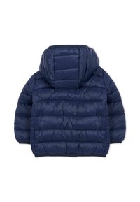 Giacca puffer blu navy con cappuccio, caratterizzata da sezioni trapuntate, texture liscia e chiusura con zip, progettata per calore e comfort.