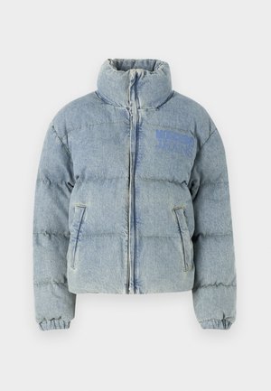 Helleblaue Steppjacke mit hohem Kragen, Reißverschluss und zwei Seitentaschen. Aus leicht strukturiertem Denim-Material mit Logo.