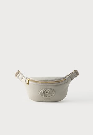 Sac banane en cuir gris avec fermeture éclair dorée et logo Love Moschino embossé à l'avant, bandoulière réglable avec ferrures dorées.