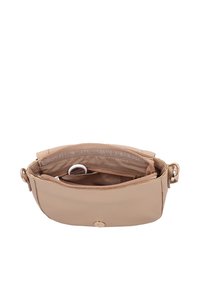 Beige læder crossbody-taske med et åbent hovedrum, der viser en mindre lynlåslomme og en hvid cirkulær genstand indeni.