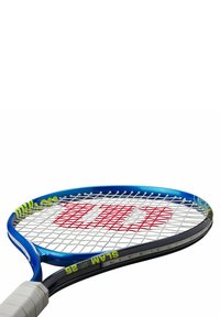 Blau und schwarzer Tennisschläger mit rundem Kopf, weißem Saitenmuster und rotem Logo. Der Griff hat eine weiße Textur; das Modell "Slam 26" ist angegeben.