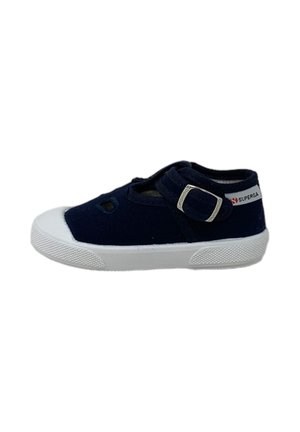 Scarpa per bambino blu navy con suola in gomma bianca, fibbia laterale regolabile, etichetta con logo sul tallone e due fori di ventilazione sulla parte superiore.