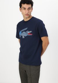 Lacoste Trükipildiga T-särk - dark blue