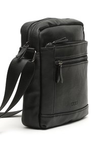 Borsa a tracolla in pelle sintetica nera con due tasche frontali con zip, tracolla regolabile e texture liscia. Design rettangolare compatto.