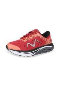 Roter Sportschuh mit Mesh-Obermaterial, kontrastierenden orangen Akzenten, schwarzem Innenfutter und weiß-grauer Sohle. Verfügt über ein wellenförmiges Design an der Seite.
