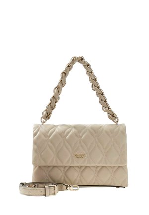 Sac à main matelassé beige avec cuir torsadé et anse chaîne dorée, rabat avant et bandoulière amovible réglable, logo Guess sur le devant.