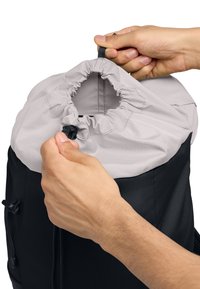 Sac à dos avec fermeture à cordon, fabriqué en tissu noir avec un dessus gris. Il dispose d'une ouverture resserrée et d'une languette de traction pour un accès facile.