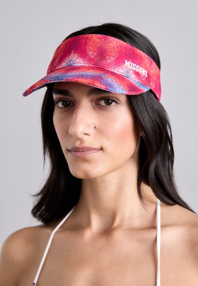 Chapeau à visière avec un motif vibrant rose et bleu, en tissu, doté d'un large bord et de la mention "MISSONI" sur le bandeau avant.