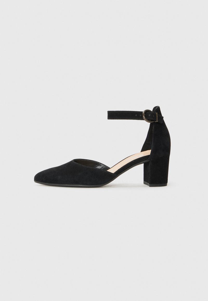 Pantofii cu toc din suede negru, cu vârful ascuțit și bretele la gleznă. Au un toc gros și o căptușeală interioară netedă.