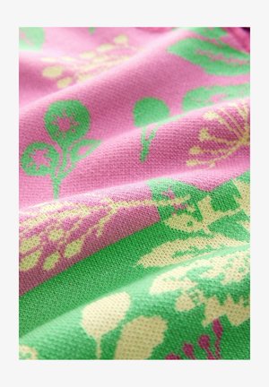 Textil mit einem Blumenmuster in Rosa, Grün und Gelb. Der Stoff hat eine gestrickte Textur mit sichtbaren Nähten und wellenförmigen Falten.