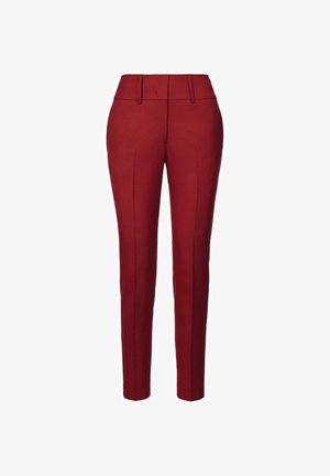 Bordowe dopasowane spodnie z wysokim stanem, z plisą z przodu i slim fit. Wykonane z sztywnej tkaniny o gładkiej fakturze.
