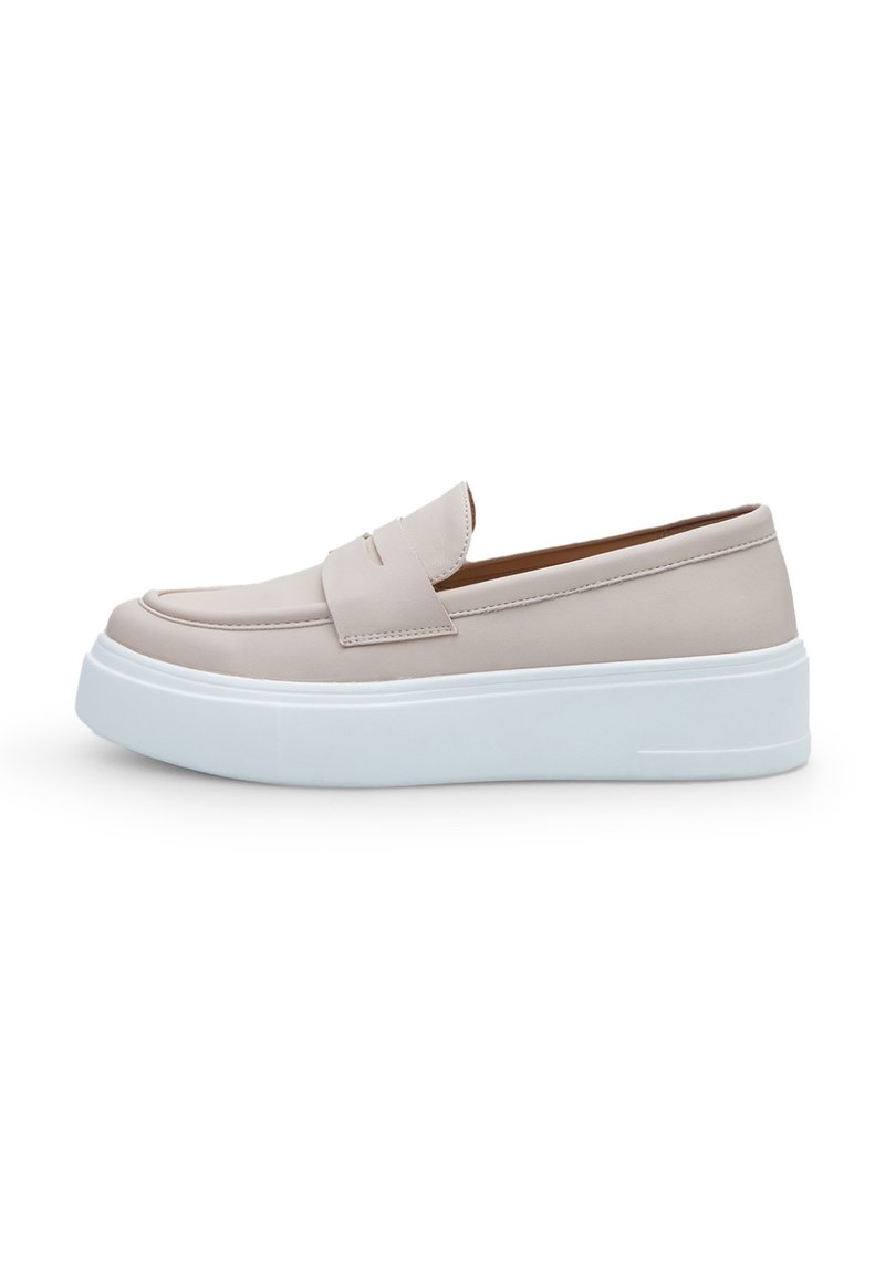Gai beige slip-on apavi ar viltotu purngalu, mīksta augšdaļa un bieza balta zole. Gluda tekstūra ar minimālistisku dizainu un smalkiem papildinājumiem.