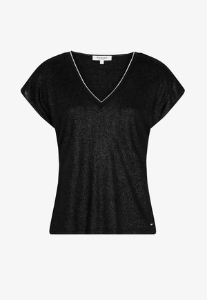 T-shirt noir à col en V avec des manches courtes en forme d'ailes de chauve-souris, présentant une texture brillante et une bordure blanche contrastante le long de l'encolure.