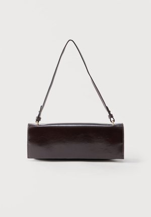 Pravokotna črna usnjena torbica z eno dolgo naramnico in sijočim zaključkom, prikazana na enostavni beli podlagi.