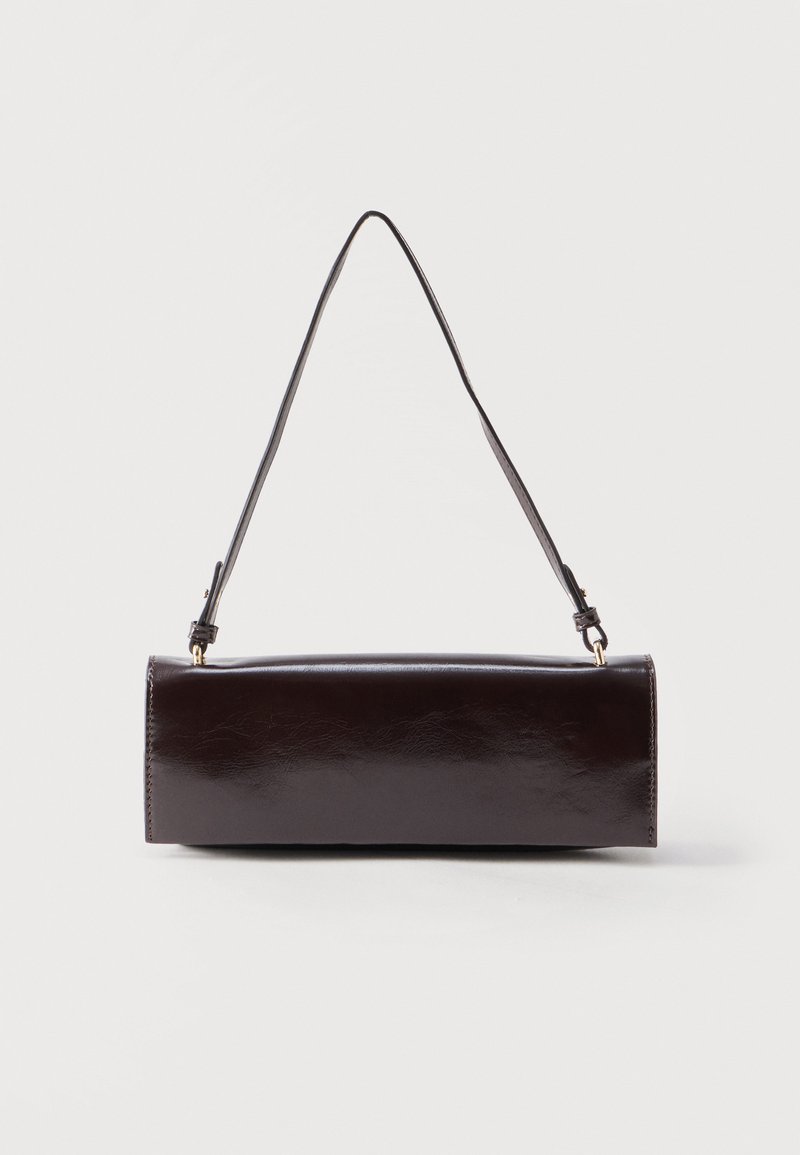 Ορθογώνια μαύρη δερμάτινη τσάντα χειρός με ένα μακρύ λουράκι και λαμπερό φινίρισμα, απεικονισμένη σε απλό λευκό φόντο.