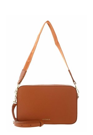 Sac à bandoulière rectangulaire en cuir marron avec sangle réglable et quincaillerie dorée, arborant le logo de la marque Coccinelle sur le devant.