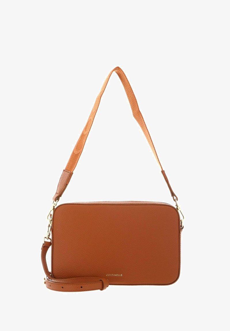 Sac à bandoulière rectangulaire en cuir marron avec sangle réglable et quincaillerie dorée, arborant le logo de la marque Coccinelle sur le devant.