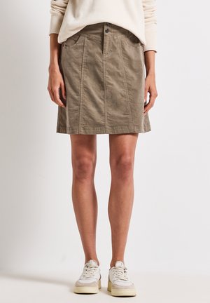 Jupe en toile kaki avec une coupe droite, poches avant et fermeture à deux boutons. Présente des détails de coutures verticales et une finition légèrement texturée.