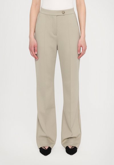 Beige op maat gemaakte broek met een rechte snit, voorzien van een sluiting met een voorknoop, zijzakken en een gladde textuur.