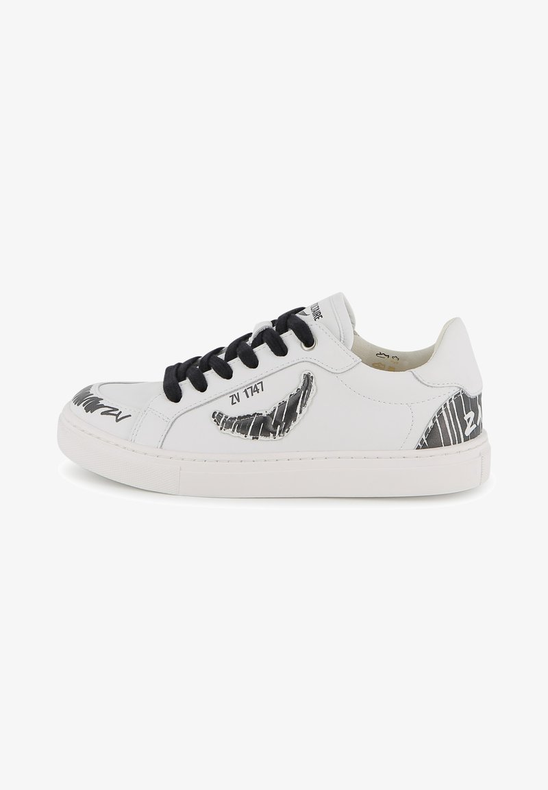 Baskets en cuir blanc avec lacets noirs, présentant un graphisme texturé noir sur le côté et des accents imprimés. Semelle en caoutchouc, design bas.