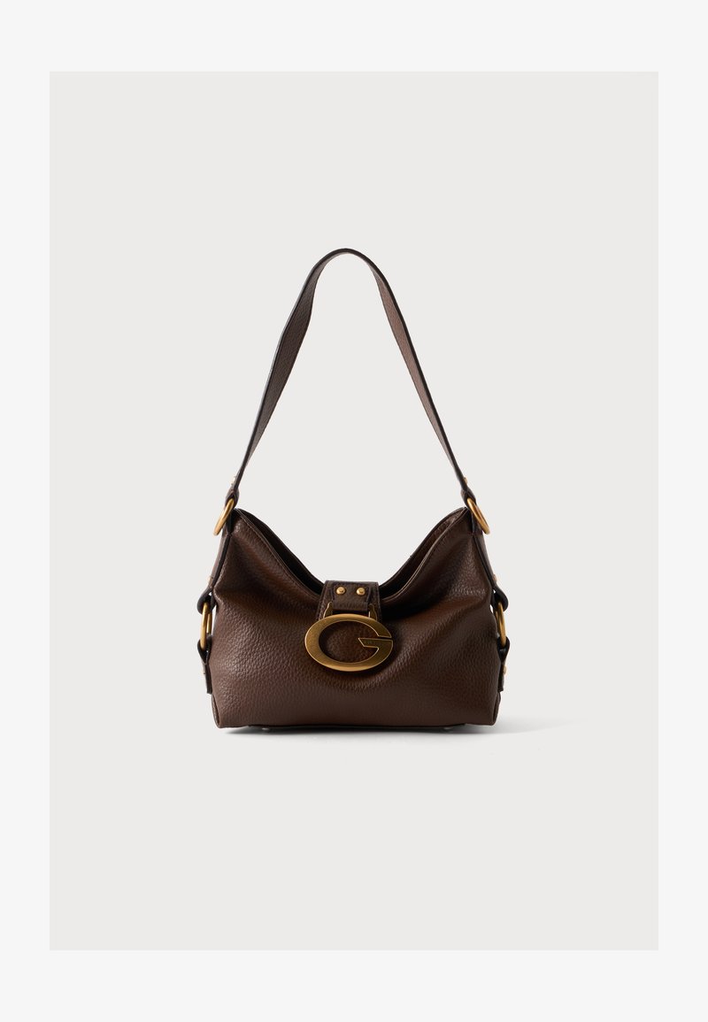Sac à main en cuir marron foncé avec fermoir doré "G", large bandoulière et détails d'anneaux dorés sur un fond neutre.