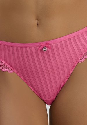 Roze lingerie met een gestreept patroon, kantafwerking aan één kant, een kleine strik aan de voorkant en een decoratieve hanger bevestigd aan de strik.