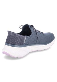 Sportschuhe mit einem navyfarbenen Strick-Obermaterial, strukturiertem Knöchelkragen und Schnürdesign. Ausgestattet mit einer weißen Zwischensohle und lila Akzenten auf der Laufsohle.