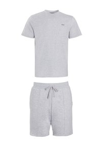 Camiseta de algodón gris con cuello redondo y bolsillo en el pecho, combinada con pantalones cortos de forro polar gris a juego que cuentan con una cintura elástica y cordón ajustable.