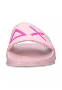 Infradito rosa con un ampio design aperto; presenta un materiale plastico liscio e grafiche bold rosa sulla fascia superiore.