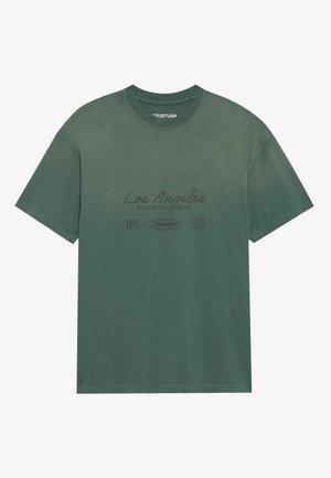 Tricou din bumbac verde, cu guler rotund, având un print grafic în text maro care include "Los Angeles" și "5102 SUNSET BLVD."