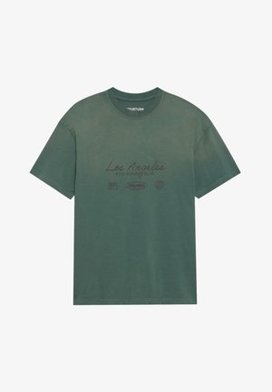 Tricou din bumbac verde, cu guler rotund, având un print grafic în text maro care include "Los Angeles" și "5102 SUNSET BLVD."