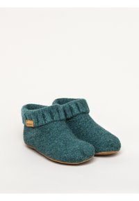 Pantofole in teal con risvolto rigato, punta arrotondata e suola in gomma marrone. Presentano un piccolo etichetta del marchio sul lato. Superficie testurizzata.