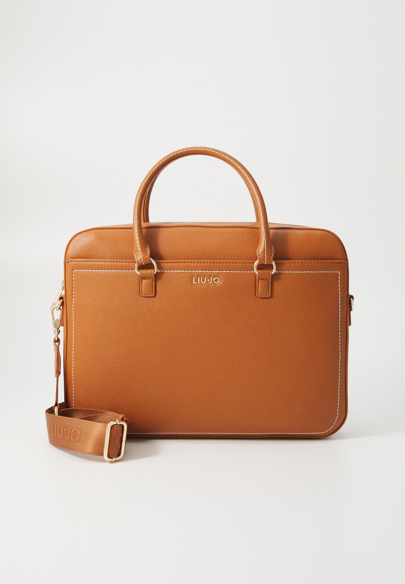 Bruine leren laptoptas met dubbele handgrepen, afneembare schouderriem, gouden hardware en witte stiksels. Merknaam "Liu Jo" zichtbaar.