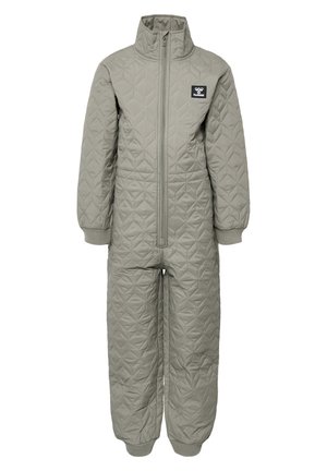Quiltet grå jumpsuit med høj krave, fuld frontlynlås, ribbede manchetter og logopatch på brystet. Har geometrisk diamantmønster.