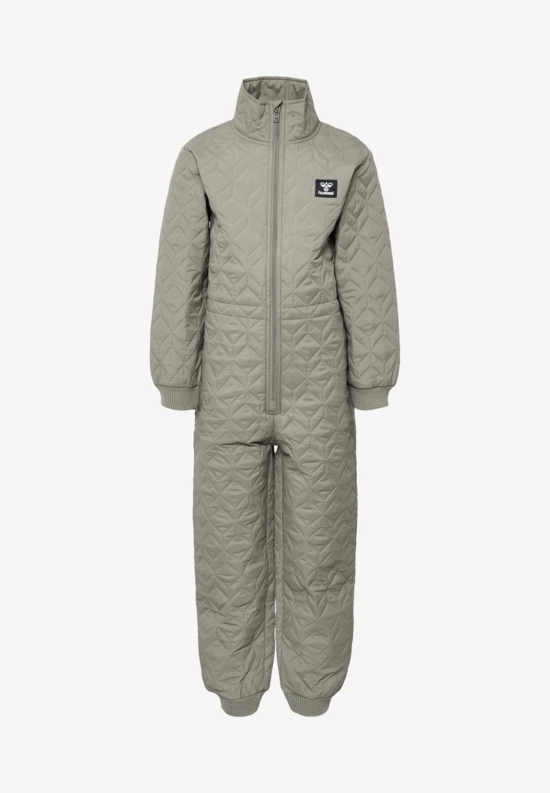 Gequilte grijze overall met een hoge kraag, volledige rits aan de voorkant, ribgebreide manchetten en een logo patch op de borst. Kenmerkt zich door een geometrisch ruitpatroon.