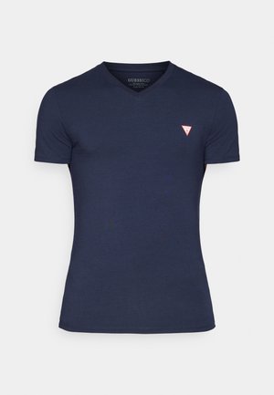 Tamsiai mėlynas trumpo rankovė t-shirt su V formos iškirpte, pagamintas iš minkštos medvilnės. Ant kairiojo krūtinės yra mažas raudonas trikampio logotipas. Lygi tekstūra.