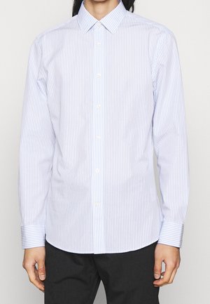 Camicia a maniche lunghe a righe blu chiaro realizzata in cotone, con colletto button-down e bottoni bianchi. Presenta dettagli sul fondo curvato e sui polsini.