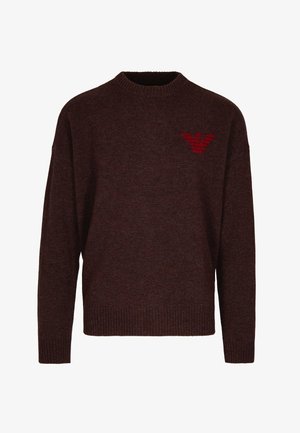 Maglione a maglia marrone con scollo rotondo, dotato di un logo rosso ad aquila sul petto e polsini e orlo a coste. Tessuto morbido con vestibilità rilassata.