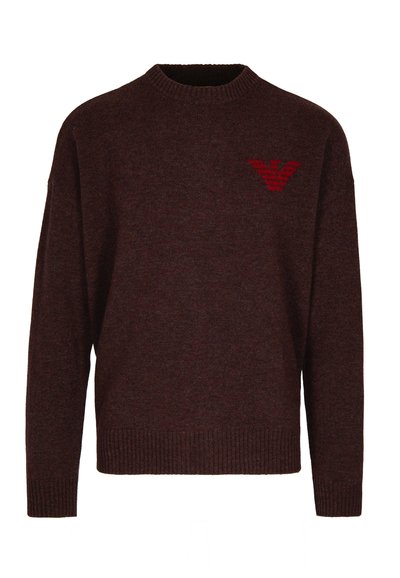 Maglione a maglia marrone con scollo rotondo, dotato di un logo rosso ad aquila sul petto e polsini e orlo a coste. Tessuto morbido con vestibilità rilassata.