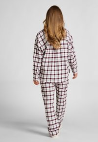 Gekapte pyjama set in wit, bordeaux en donkergrijs. Langsleeve top met een relaxte pasvorm en bijpassende broek. Zacht textiel en ruitpatroon.