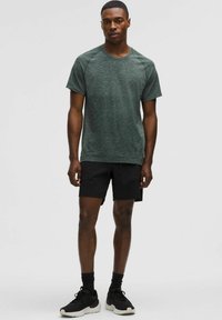 lululemon METAL VENT TECH SHORT SLEEVE - Potiskana majica - starch blue rainforest green