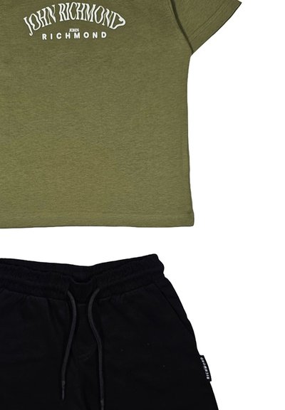 T-shirt corto verde oliva con testo bianco "JOHN RICHMOND"; pantaloni tuta neri con vita elastica e tasche laterali, dotati di etichetta con logo.
